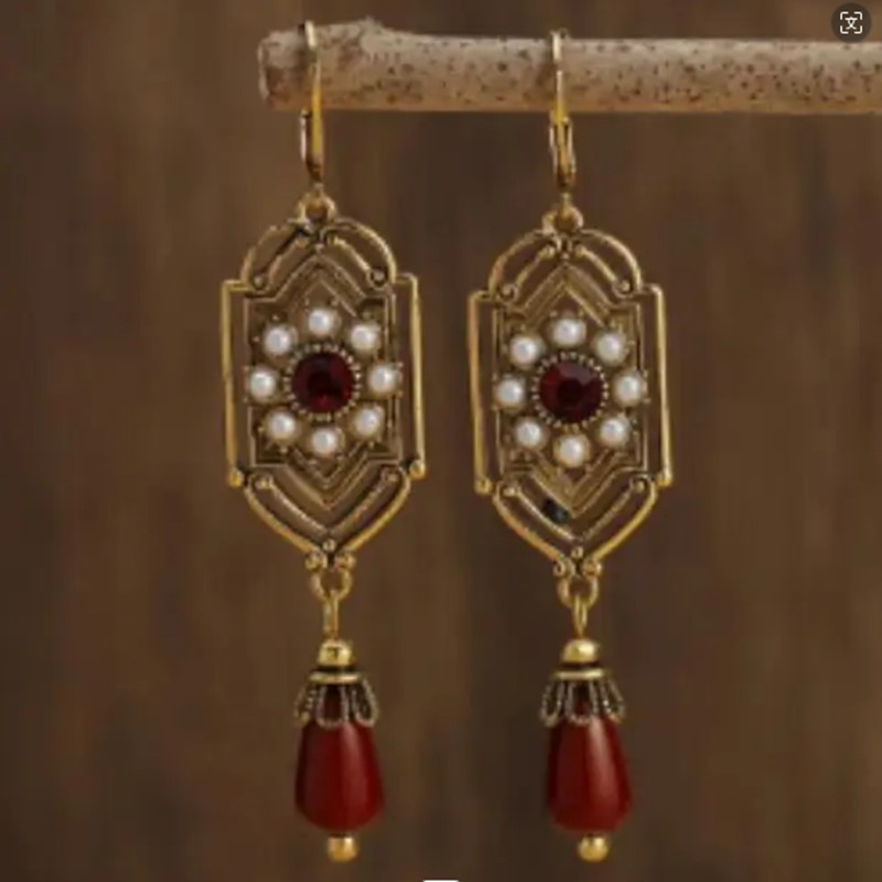 Paisleigh – Vintage Black Dangling Crystal Earrings